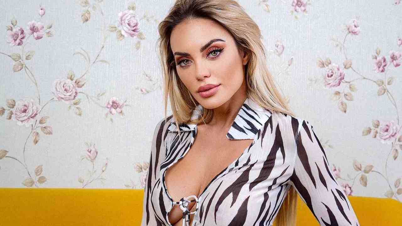 Elena Morali in posa