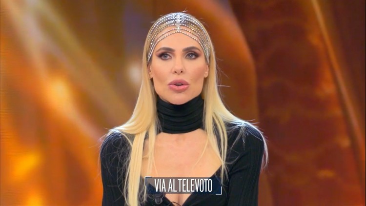 Ilary Blasi prima puntata Isola dei Famosi look coroncina