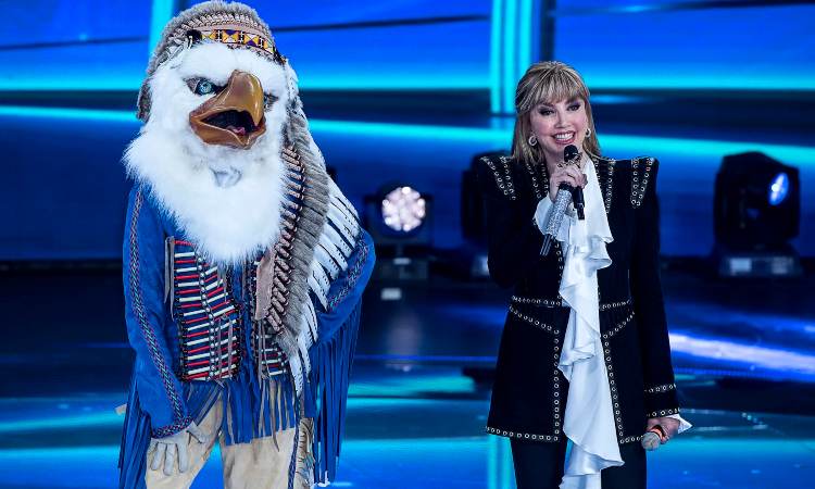 Milly Carlucci e Aquila a Il cantante mascherato