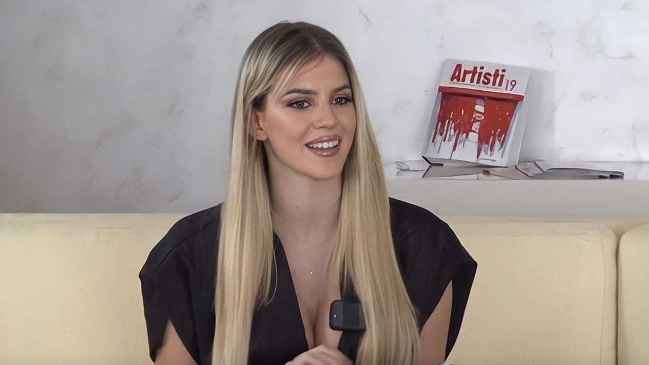 Giornata di relax alle terme per Sara Croce il costume evidenzia le curve