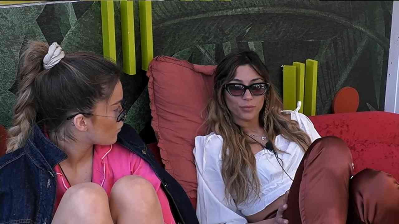 Soleil e Sophie parlano in veranda GF Vip