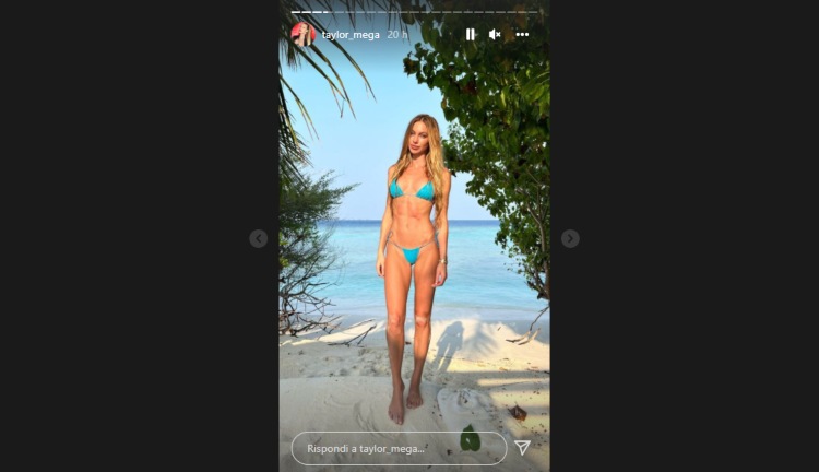 Taylor Mega Maldive bikini celeste Storie