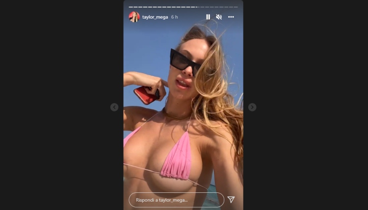 Taylor Mega bikini rosa Maldive storie Insta