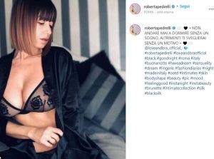 Roberta Pedrelli da infarto in intimo sul letto: curve esplosive