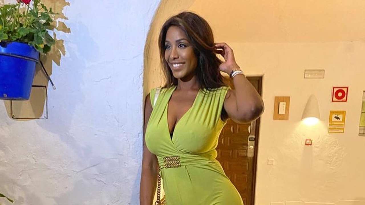 Ainett Stephens scollatura