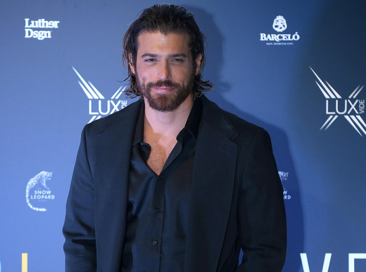 Can Yaman sorride