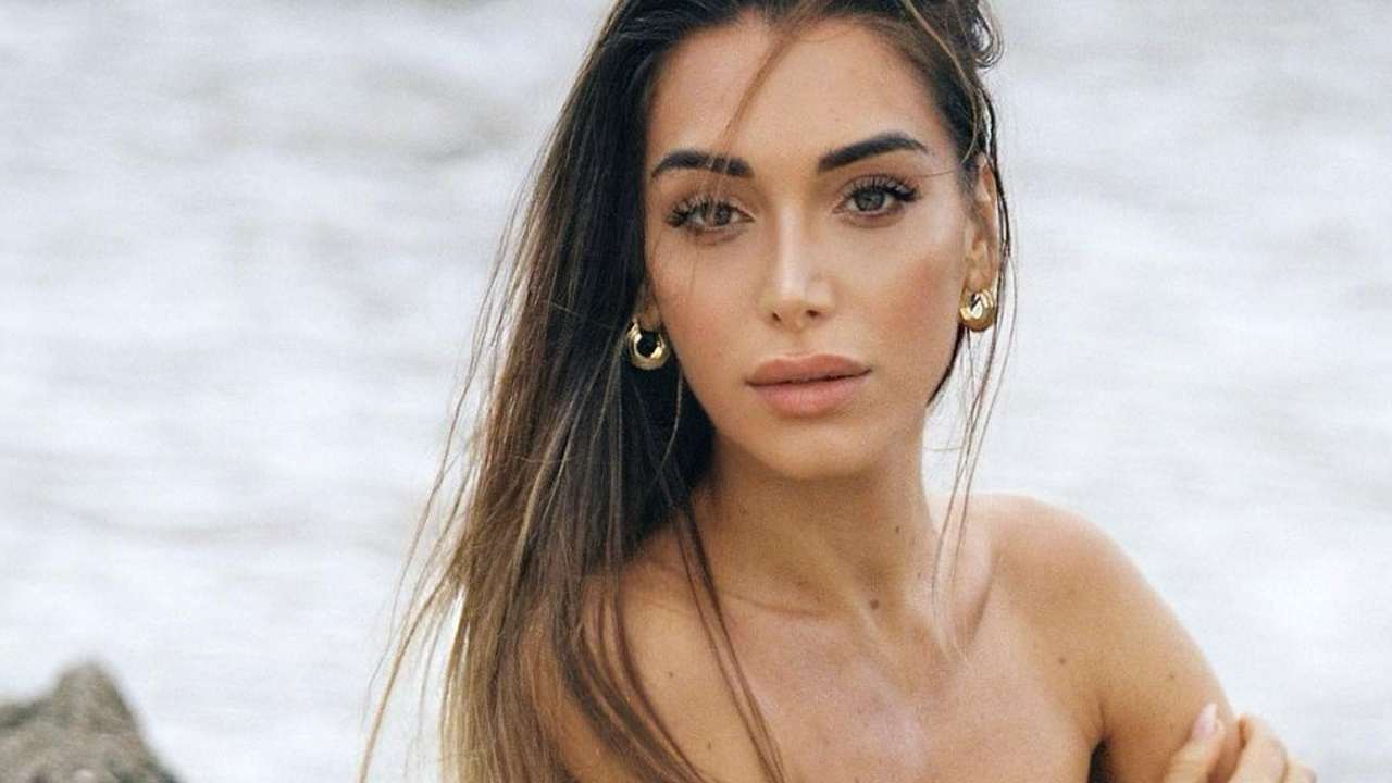 Elisa De Panicis in posa