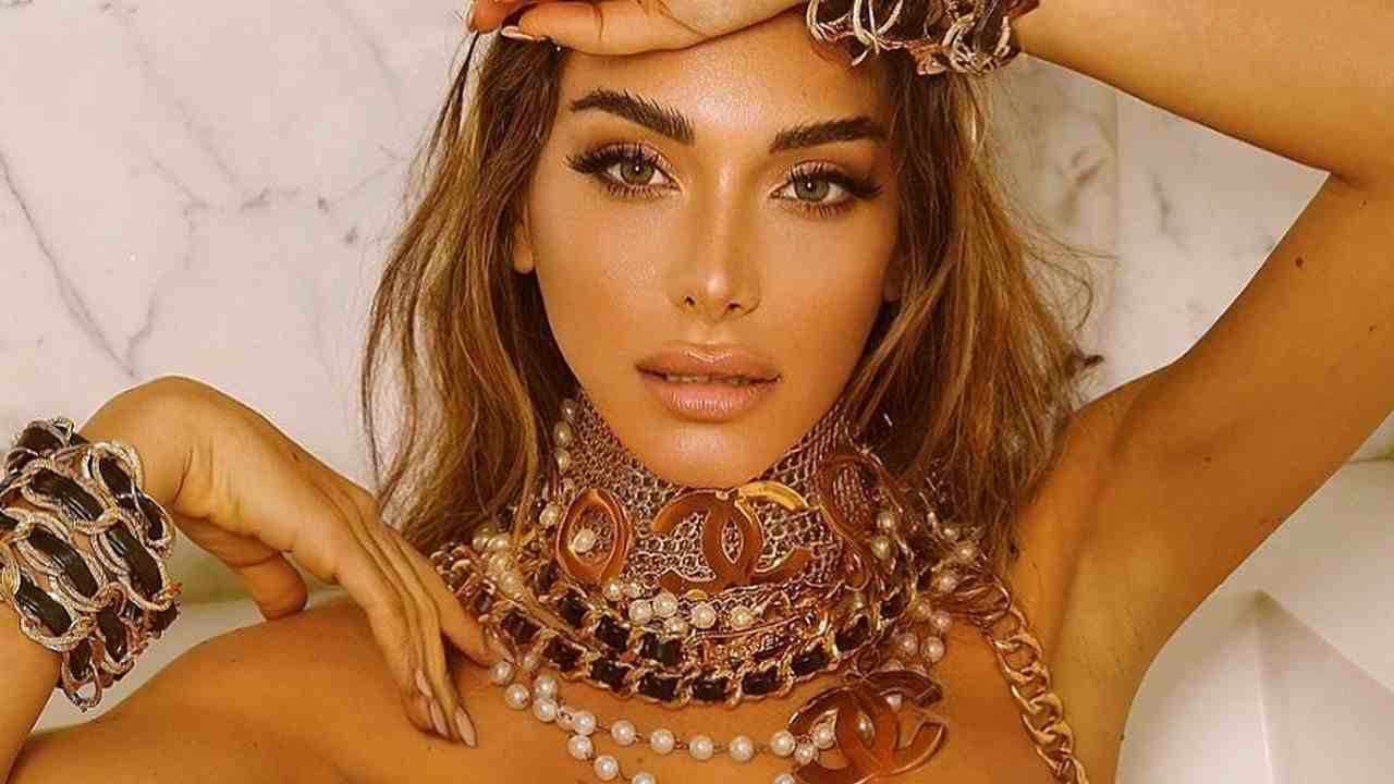 Elisa De Panicis in posa