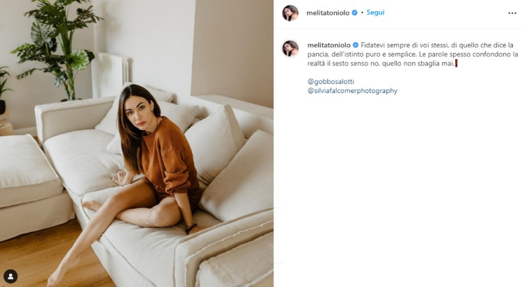 Melita Toniolo piedi scalzi Instagram