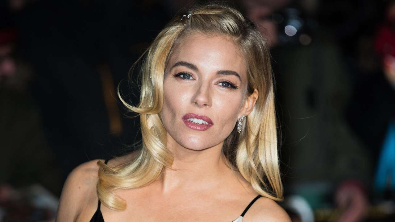 Sienna Miller red carpet Ansa