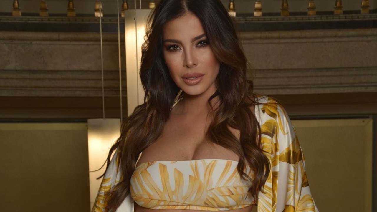 Aida Yespica in bikini sul bagnasciuga: il costume esalta le sue forme Aida Yespica in bikini sul bagnasciuga: il costume esalta le sue forme