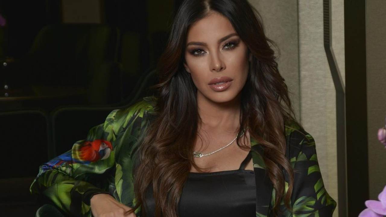 Aida Yespica, scollatura ipnotica e sensualità: lo spacco arriva fin lì Aida Yespica, scollatura ipnotica e sensualità: lo spacco arriva fin lì