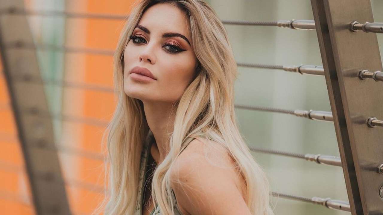 Elena Morali posa in bikini: forme stratosferiche e sensualità da urlo Elena Morali posa in bikini: forme stratosferiche e sensualità da urlo