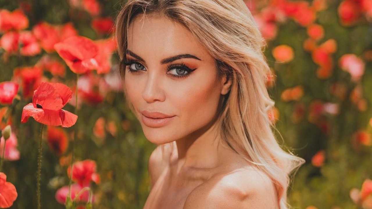 Elena Morali, relax alla Spa in bikini: posteriore ipnotico Elena Morali, relax alla Spa in bikini: posteriore ipnotico