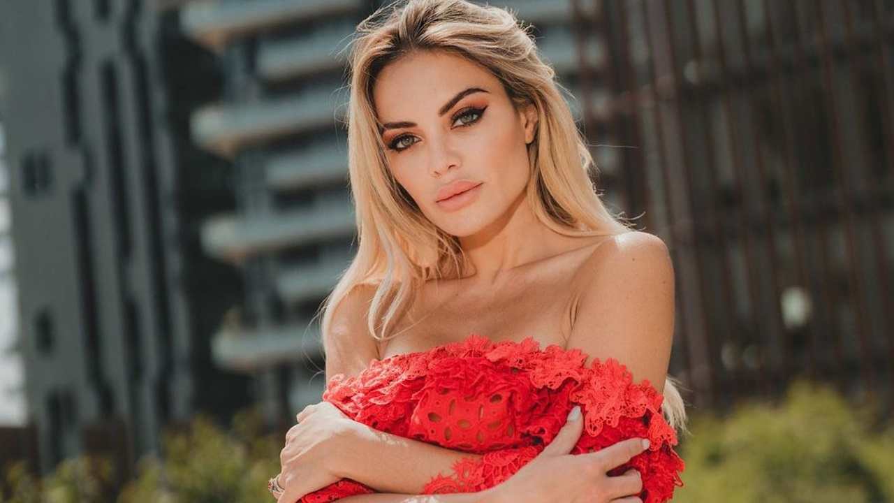 Elena Morali in tenuta sportiva sfoggia curve da urlo: “Anche a voi piace?” Elena Morali in tenuta sportiva sfoggia curve da urlo: “Anche a voi piace?”