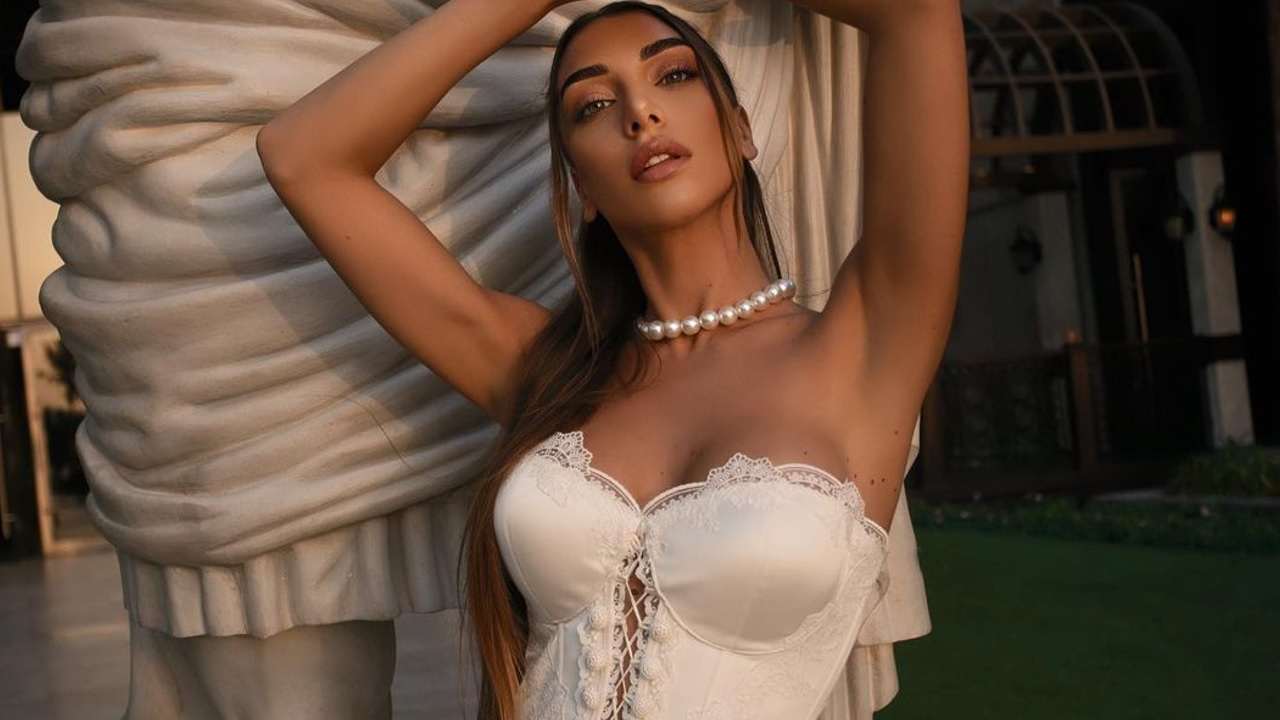 Elisa De Panicis, lingerie seducente e movenze da urlo: il video infiamma Elisa De Panicis, lingerie seducente e movenze da urlo: il video infiamma