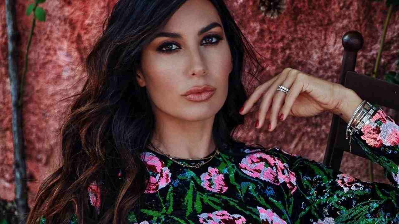 Elisabetta Gregoraci si gode il sole in costume: l’occhio dei fan cade lì Elisabetta Gregoraci si gode il sole in costume: l’occhio dei fan cade lì