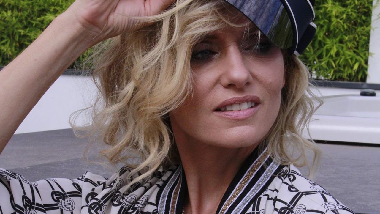 Justine Mattera sensuale alla finestra: top attillato senza nulla sotto Justine Mattera sensuale alla finestra: top attillato senza nulla sotto