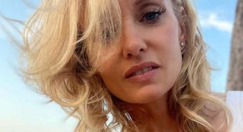 Justine Mattera, il costume intero esalta le forme: la posa fa sognare