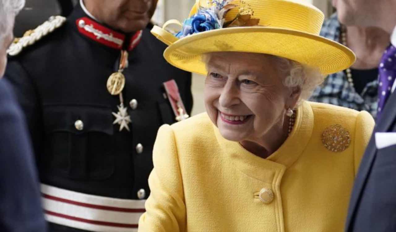 Regina Elisabetta II, altra grana: svelati tutti i suoi segreti