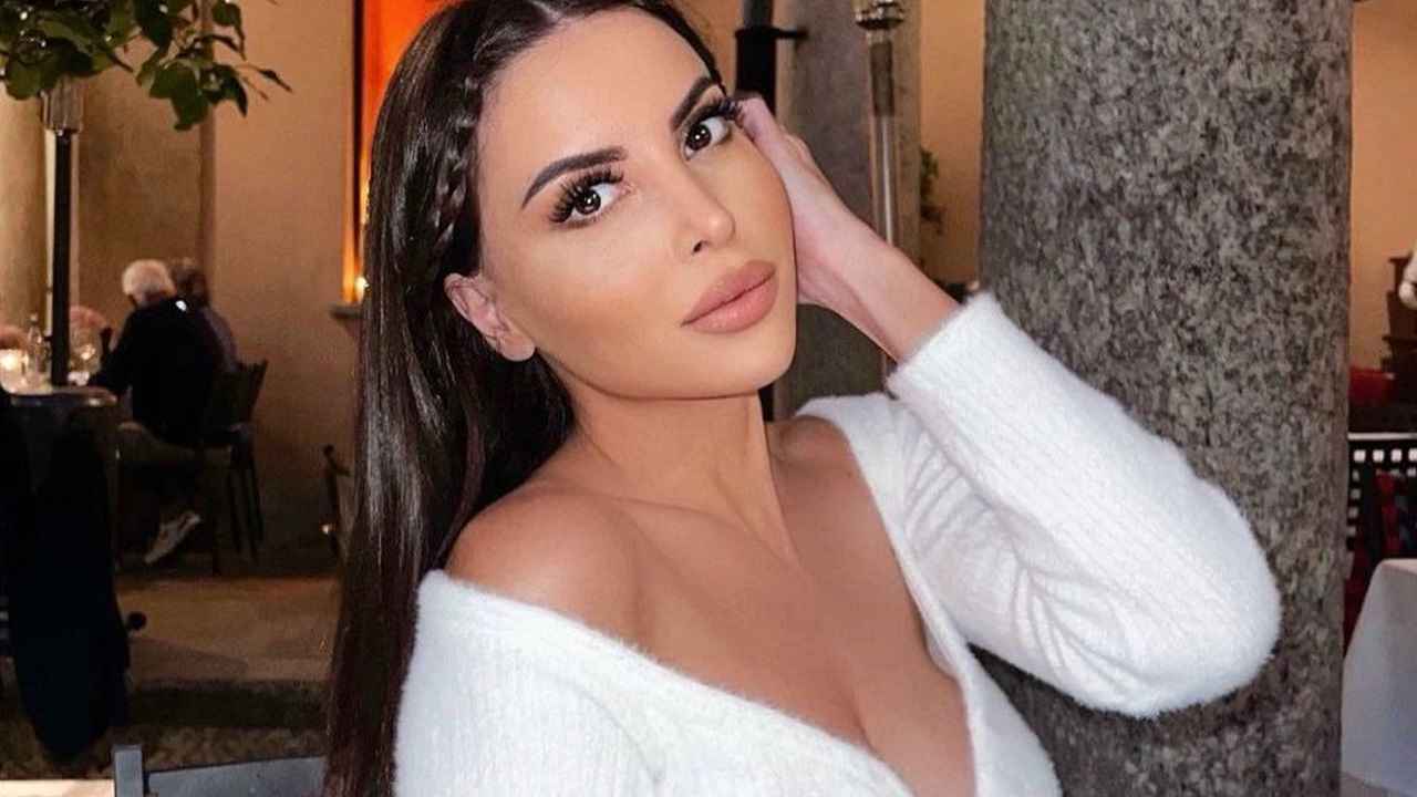 Marialuisa Jacobelli, la giacca si apre ed il décolleté esce fuori: pazzesca Marialuisa Jacobelli, la giacca si apre ed il décolleté esce fuori: pazzesca