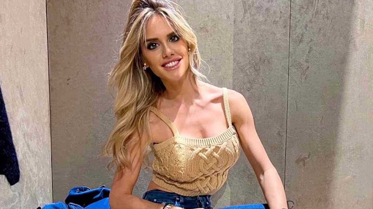 Michela Persico in rosso infuoca il web: top corto e spacco vertiginoso