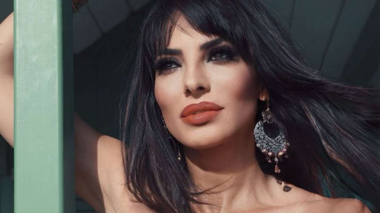 Miriana Trevisan, il primo piano è sensuale: ma il davanzale fa cadere l’occhio lì Miriana Trevisan, il primo piano è sensuale: ma il davanzale fa cadere l’occhio lì