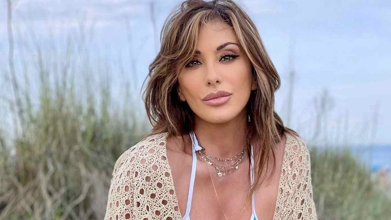 Sabrina Salerno, maglia annodata e corpo da paura: è meravigliosa Sabrina Salerno, maglia annodata e corpo da paura: è meravigliosa