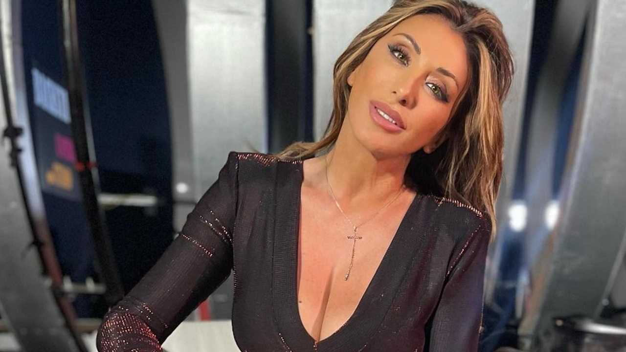 Sabrina Salerno, bikini minuscolo e ‘bombe’ in bella vista: è pazzesca Sabrina Salerno, bikini minuscolo e ‘bombe’ in bella vista: è pazzesca
