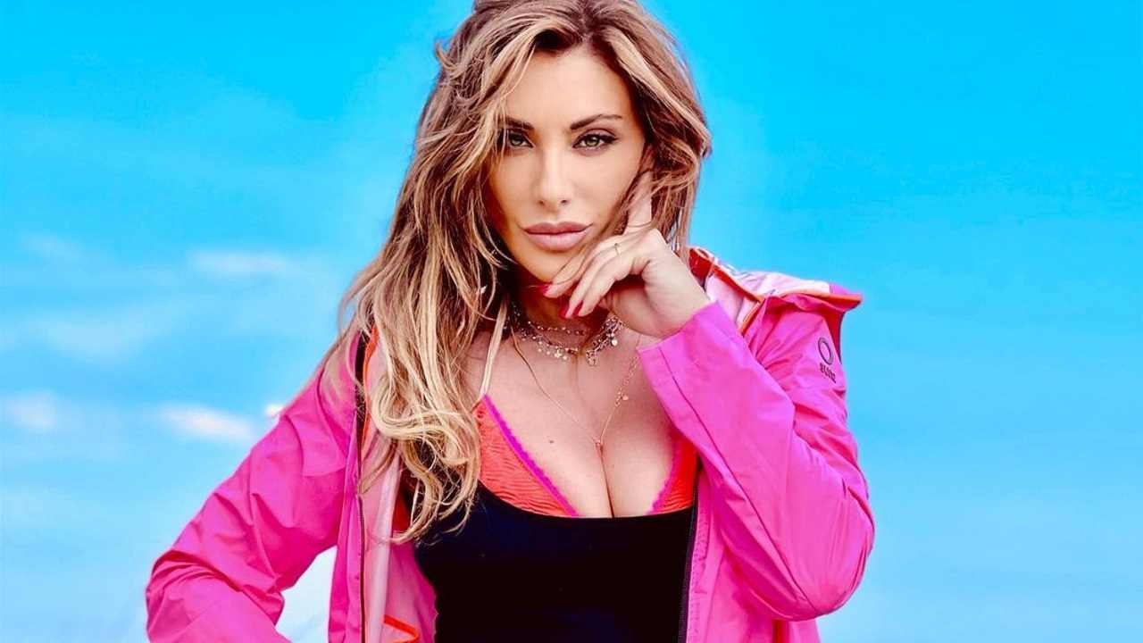 Sabrina Salerno, top scollato senza nulla sotto: in posa fa sognare Sabrina Salerno, top scollato senza nulla sotto: in posa fa sognare