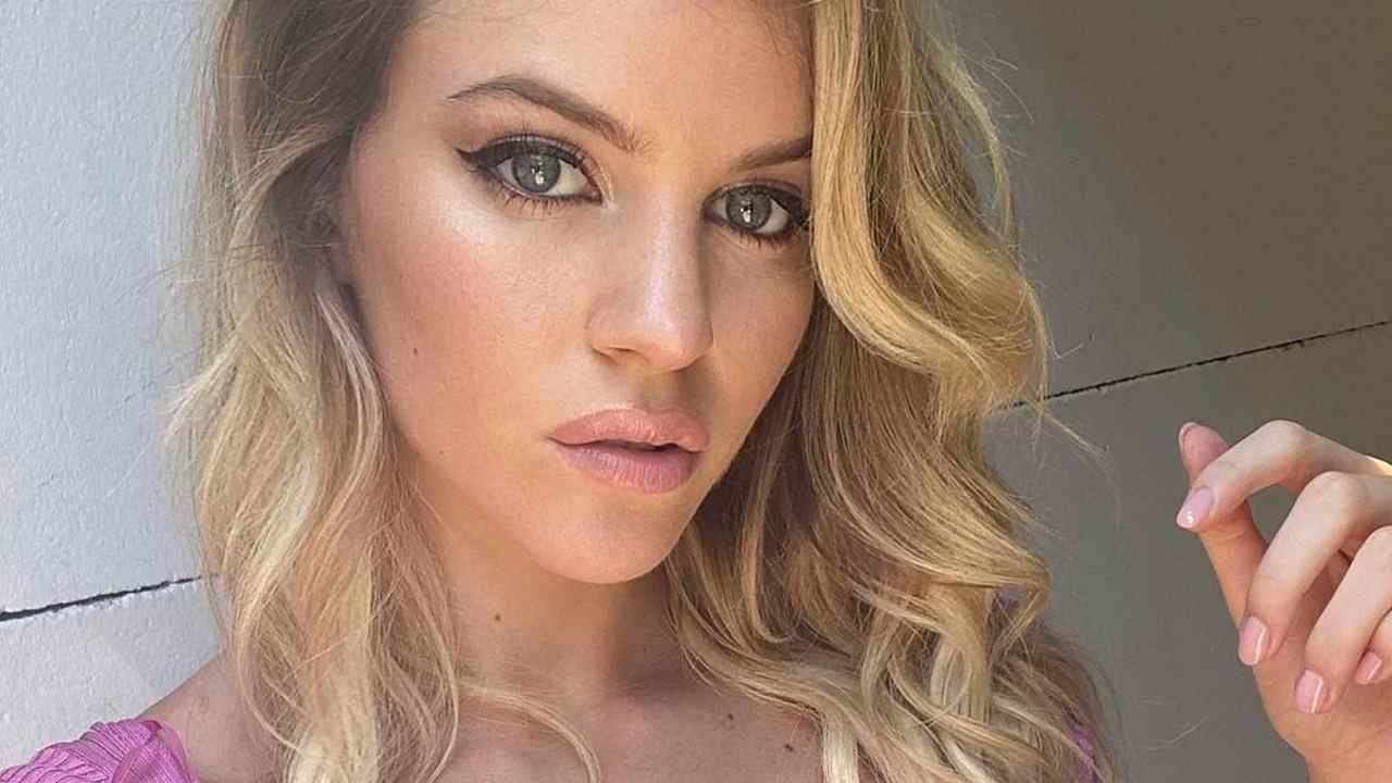 Sara Croce, la tuta intera attillata esalta curve da sogno: i fan guardano lì Sara Croce, la tuta intera attillata esalta curve da sogno: i fan guardano lì