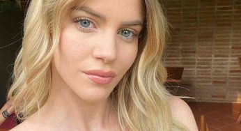 Sara Croce accavalla le gambe e il vestito scivola: web in delirio