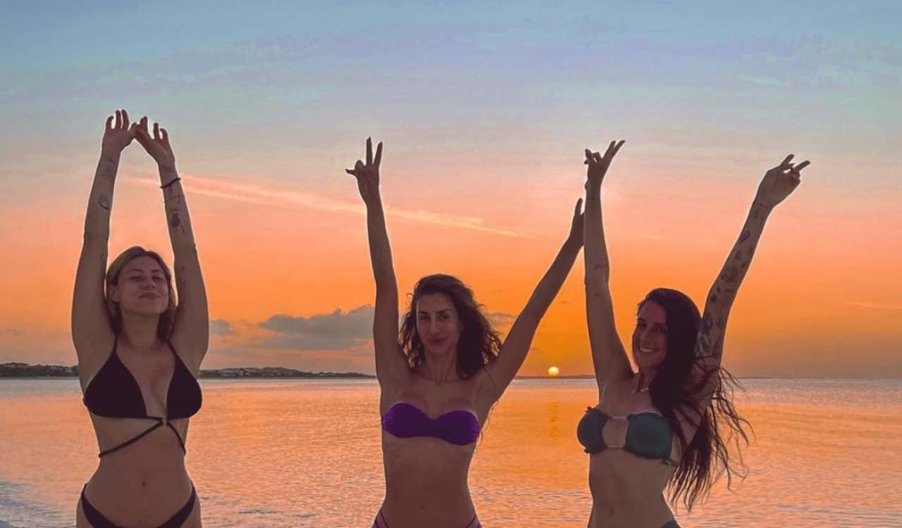 Valentina Vignali in spiaggia con le amiche: i bikini esaltano le forme