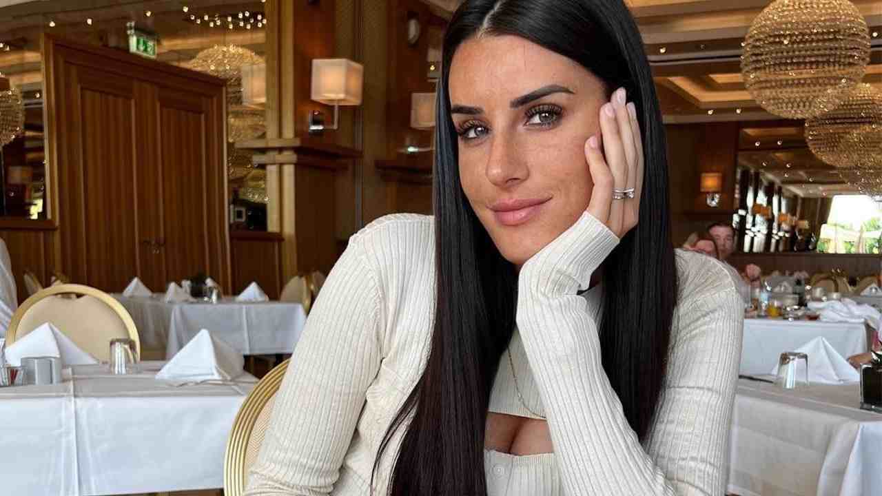 Valentina Vignali da urlo in riva al mare: bikini minuscolo e curve da paura Valentina Vignali da urlo in riva al mare: bikini minuscolo e curve da paura