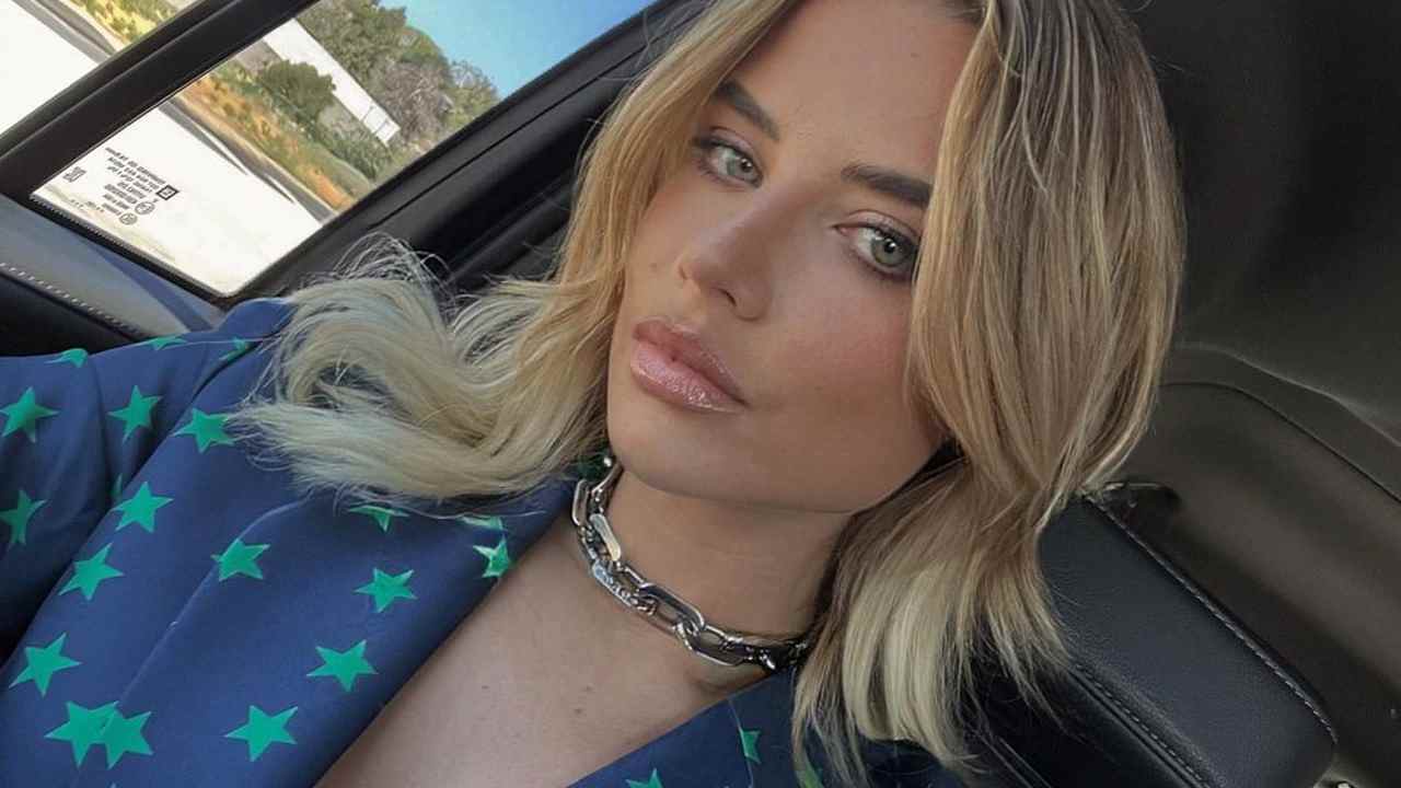 Veronica Ferraro, sotto la giacca si vede il reggiseno: ‘davanzale’ da urlo Veronica Ferraro, sotto la giacca si vede il reggiseno: ‘davanzale’ da urlo