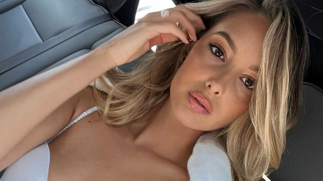 Viky Varga sorride e mostra un corpo da urlo: il top è cortissimo Viky Varga sorride e mostra un corpo da urlo: il top è cortissimo