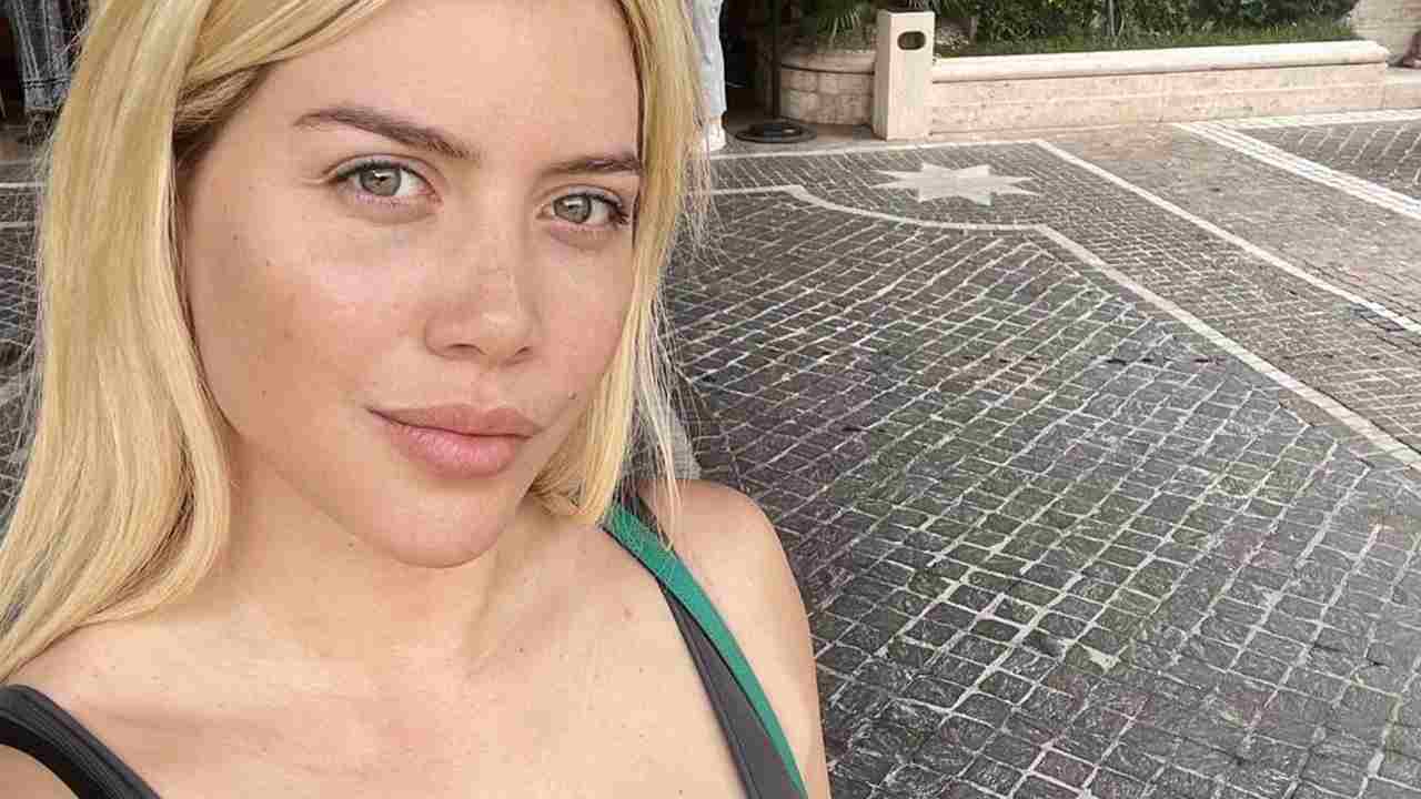Wanda Nara ci dà le spalle, il vestito attillato mostra il fondoschiena Wanda Nara ci dà le spalle, il vestito attillato mostra il fondoschiena
