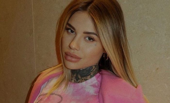 Zoe Cristofoli Mostra Il Davanzale Curve Da Capogiro