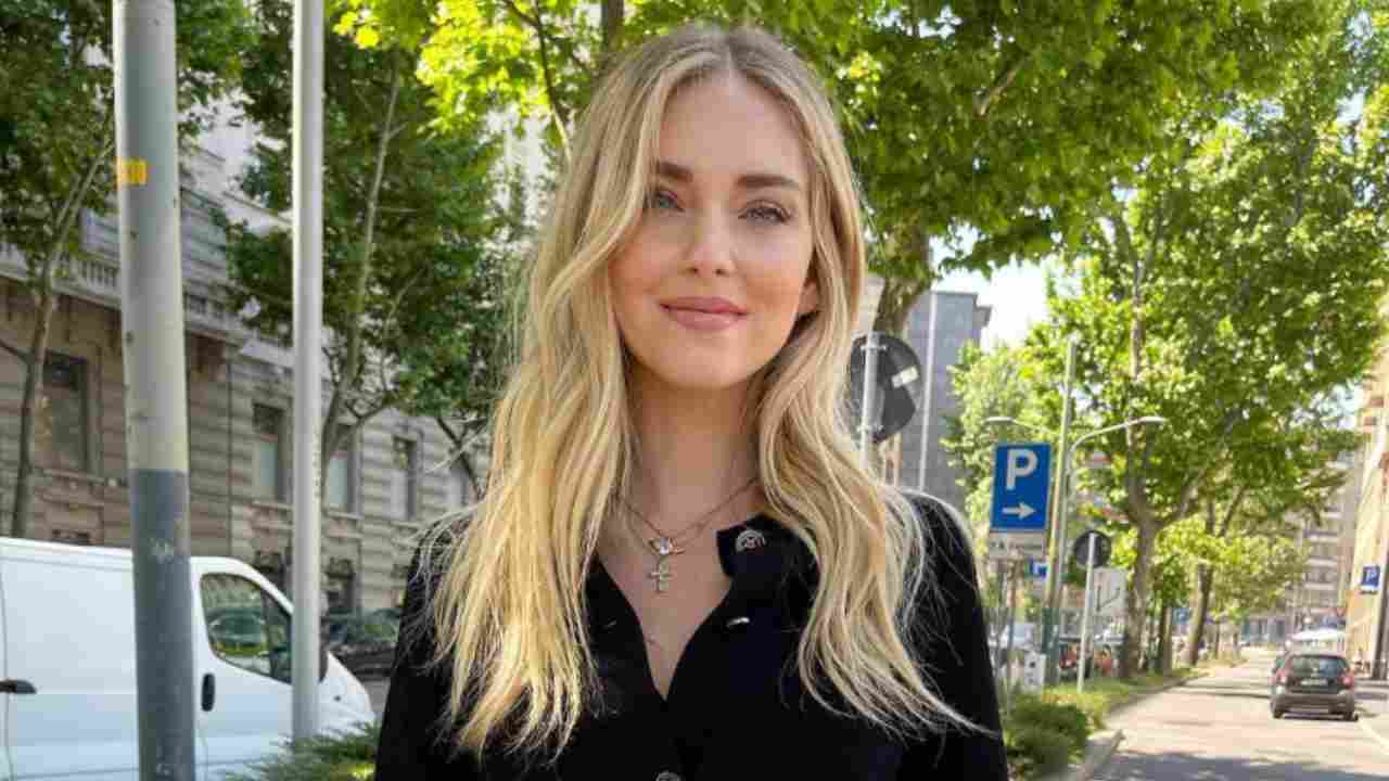 Chiara Ferragni versione scolaretta: gonna e top cortissimi Chiara Ferragni versione scolaretta: gonna e top cortissimi