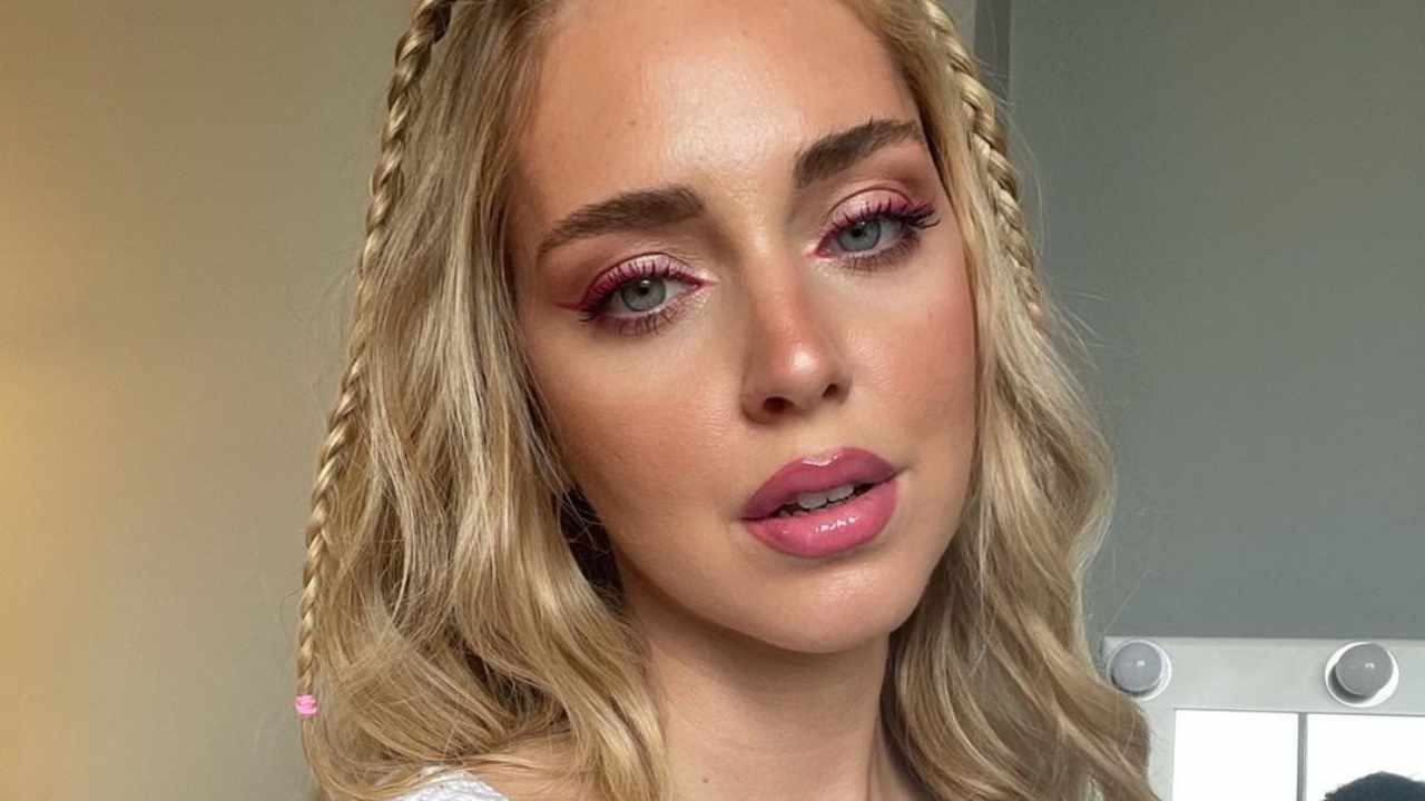 Chiara Ferragni apre l’accappatoio nel backstage: le curve scappano fuori Chiara Ferragni apre l’accappatoio nel backstage: le curve scappano fuori