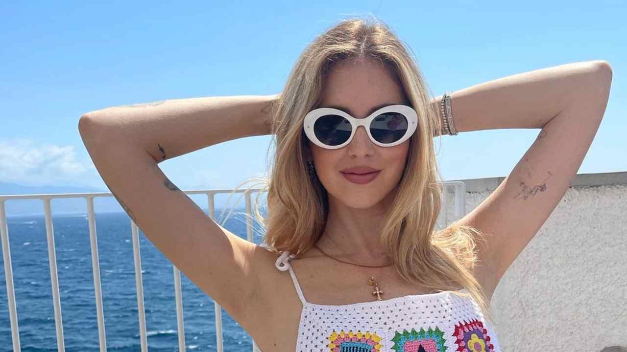 Chiara Ferragni, il reggiseno è micro: sempre più bollente Chiara Ferragni, il reggiseno è micro: sempre più bollente