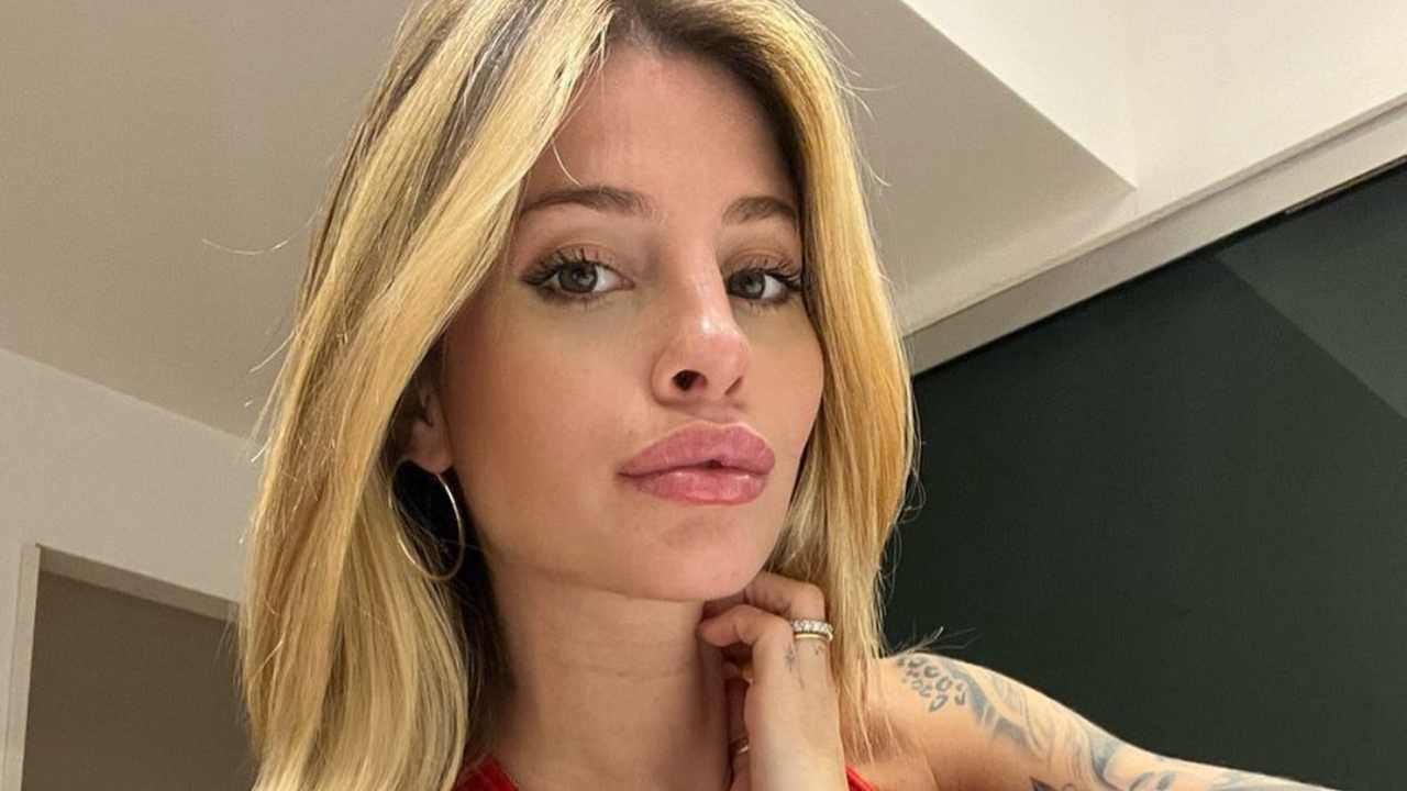 Chiara Nasti, il vestitino esalta il décolleté: che forme pazzesche Chiara Nasti, il vestitino esalta il décolleté: che forme pazzesche