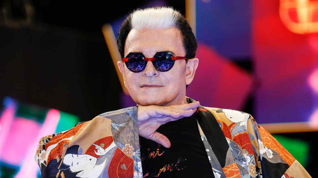 Malgioglio, il gesto per Chanel dopo l’Eurovision spiazza – VIDEO Malgioglio, il gesto per Chanel dopo l’Eurovision spiazza – VIDEO