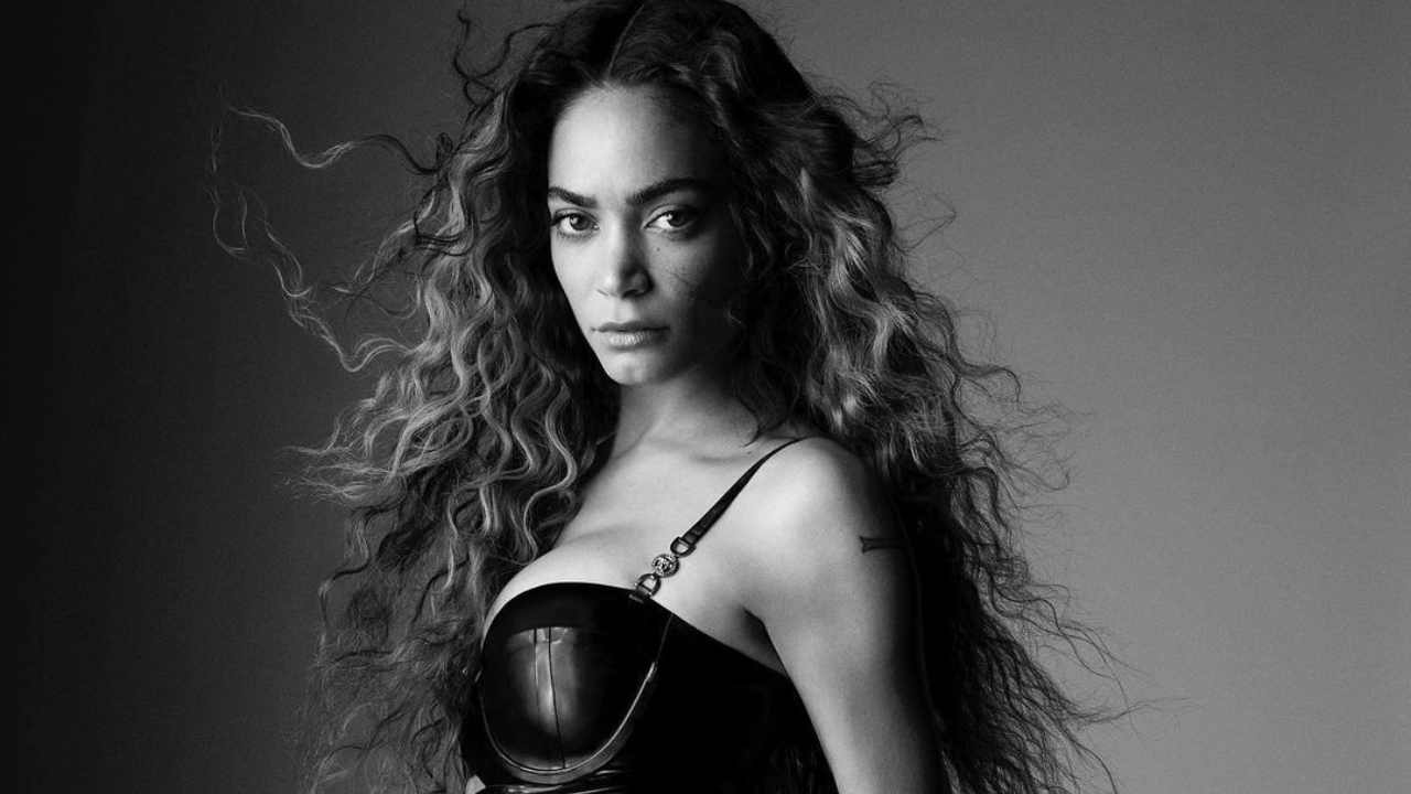 Elodie in semi topless: bombe pazzesche, non si era mai vista così Elodie in semi topless: bombe pazzesche, non si era mai vista così