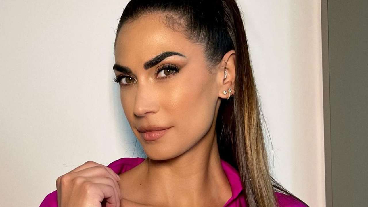 Melissa Satta, l’outfit total white incanta tutti: scollatura da favola Melissa Satta, l’outfit total white incanta tutti: scollatura da favola