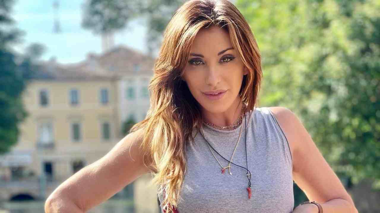 Sabrina Salerno mostra forme irresistibili: “Cosa succede?” Sabrina Salerno mostra forme irresistibili: “Cosa succede?”