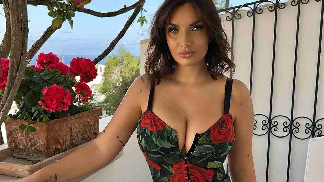 Elettra Lamborghini in posa