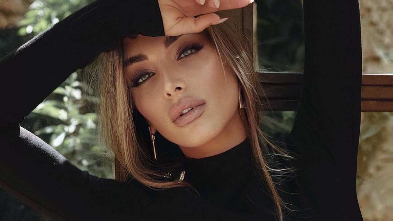 Elisa De Panicis in posa