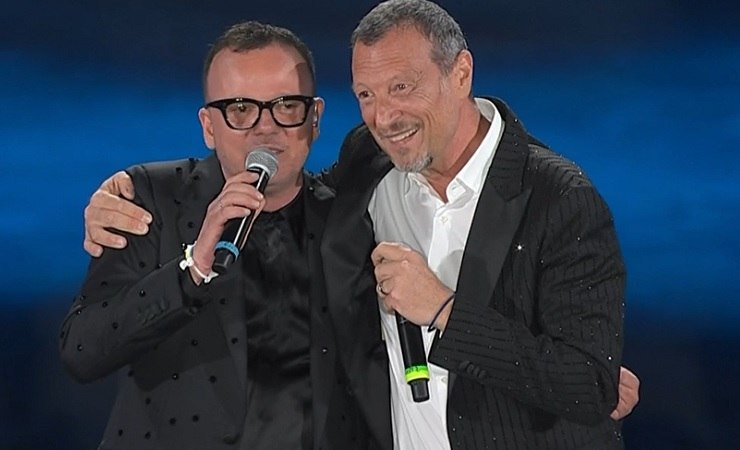 Gigi D'Alessio e Amadeus abbraccio