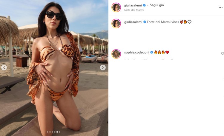 Giulia Salemi bikini maculato goldsand